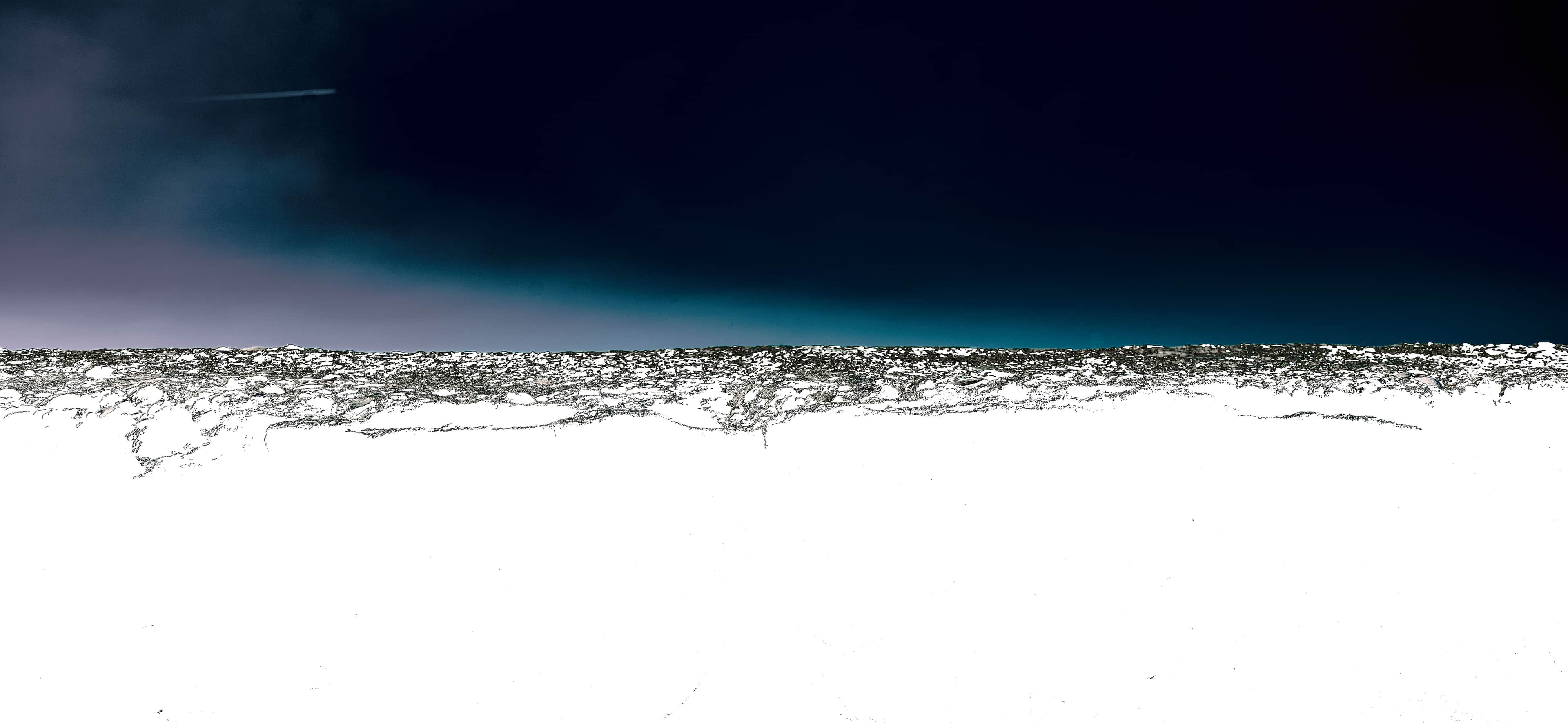 no title 12 — Das Bild strahlt eine stille, entrückte Ruhe aus, verstärkt durch die Reduktion auf wenige Elemente. Der extreme Hell-Dunkel-Kontrast erzeugt…