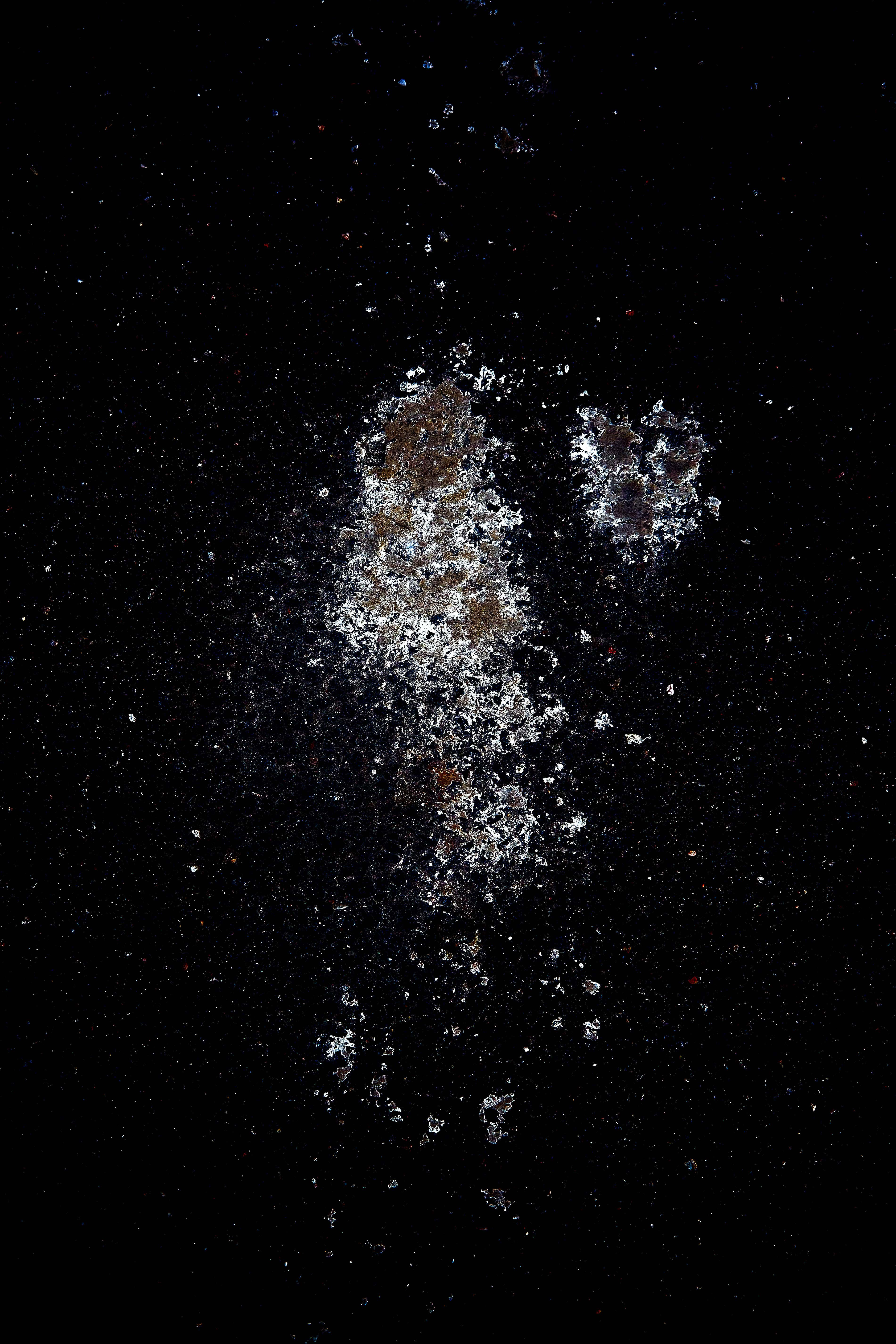 OpenCluster — Eine fragmentierte Formation schwebt in tiefer Dunkelheit, als Überrest einer fernen Galaxie, oszillierend zwischen Materie und Licht. Feine…