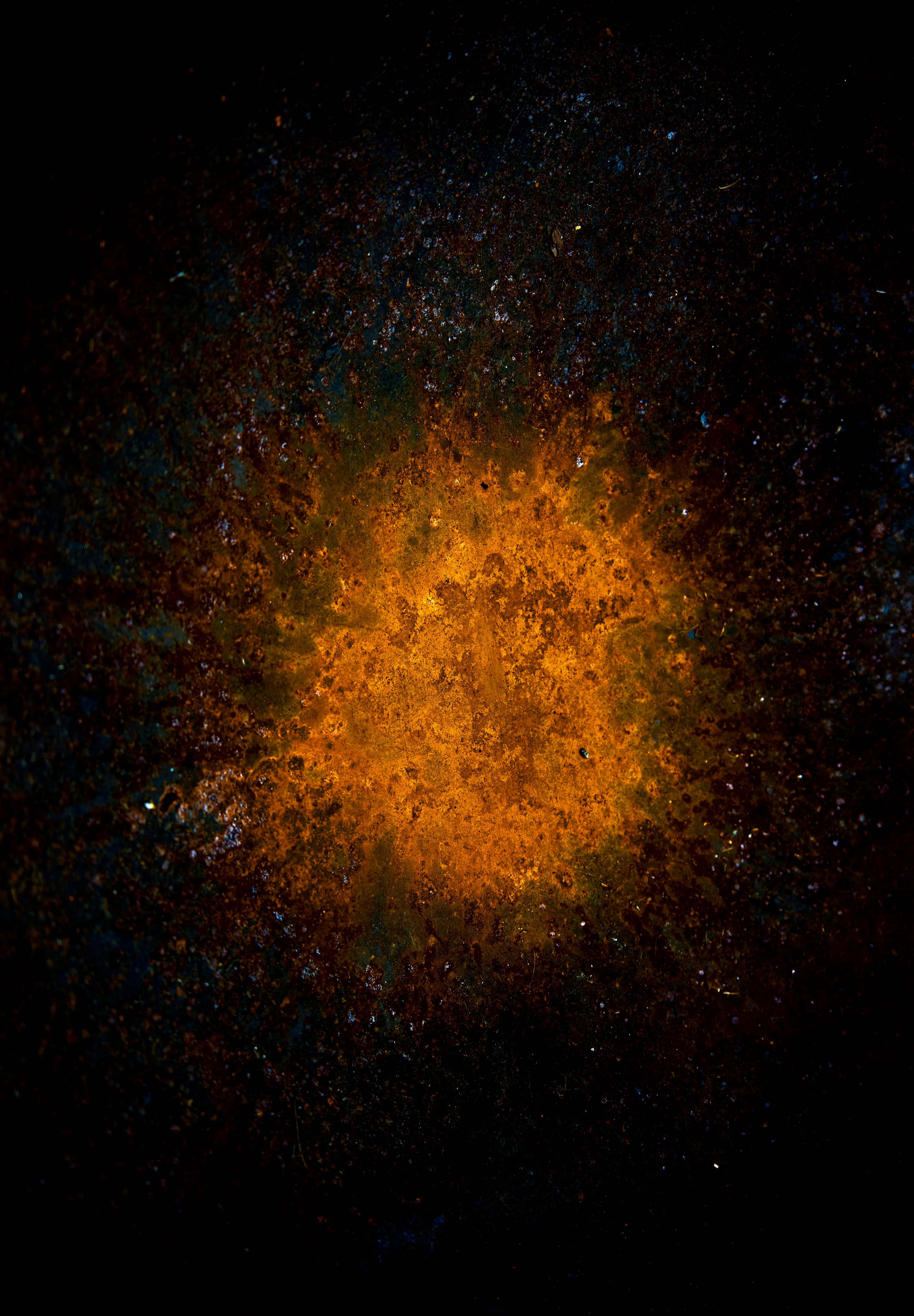 stelo naskiĝas — Leuchtende Materie breitet sich in dunkler Unendlichkeit aus und erinnert an eine kosmische Explosion. Diffuse Strukturen und fließende…