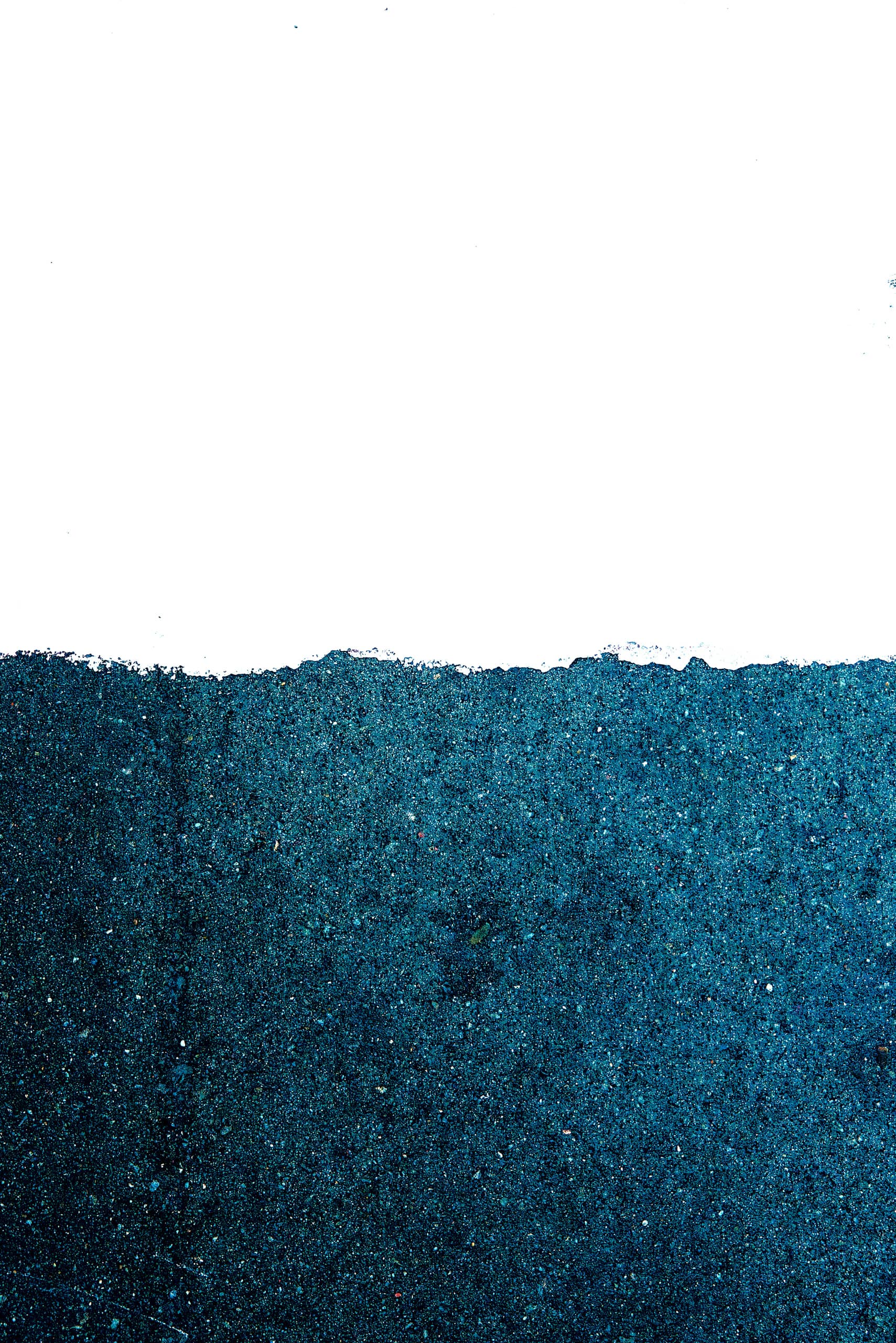 8.6/8.7 — Deep blue meets white void—a border of contrast and transition. Between weight and lightness unfolds a reflection on boundaries, change, and the…