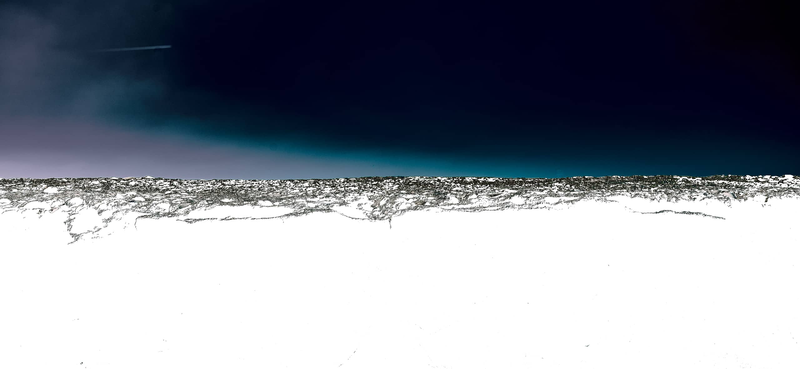 no title 12 — Das Bild strahlt eine stille, entrückte Ruhe aus, verstärkt durch die Reduktion auf wenige Elemente. Der extreme Hell-Dunkel-Kontrast erzeugt…