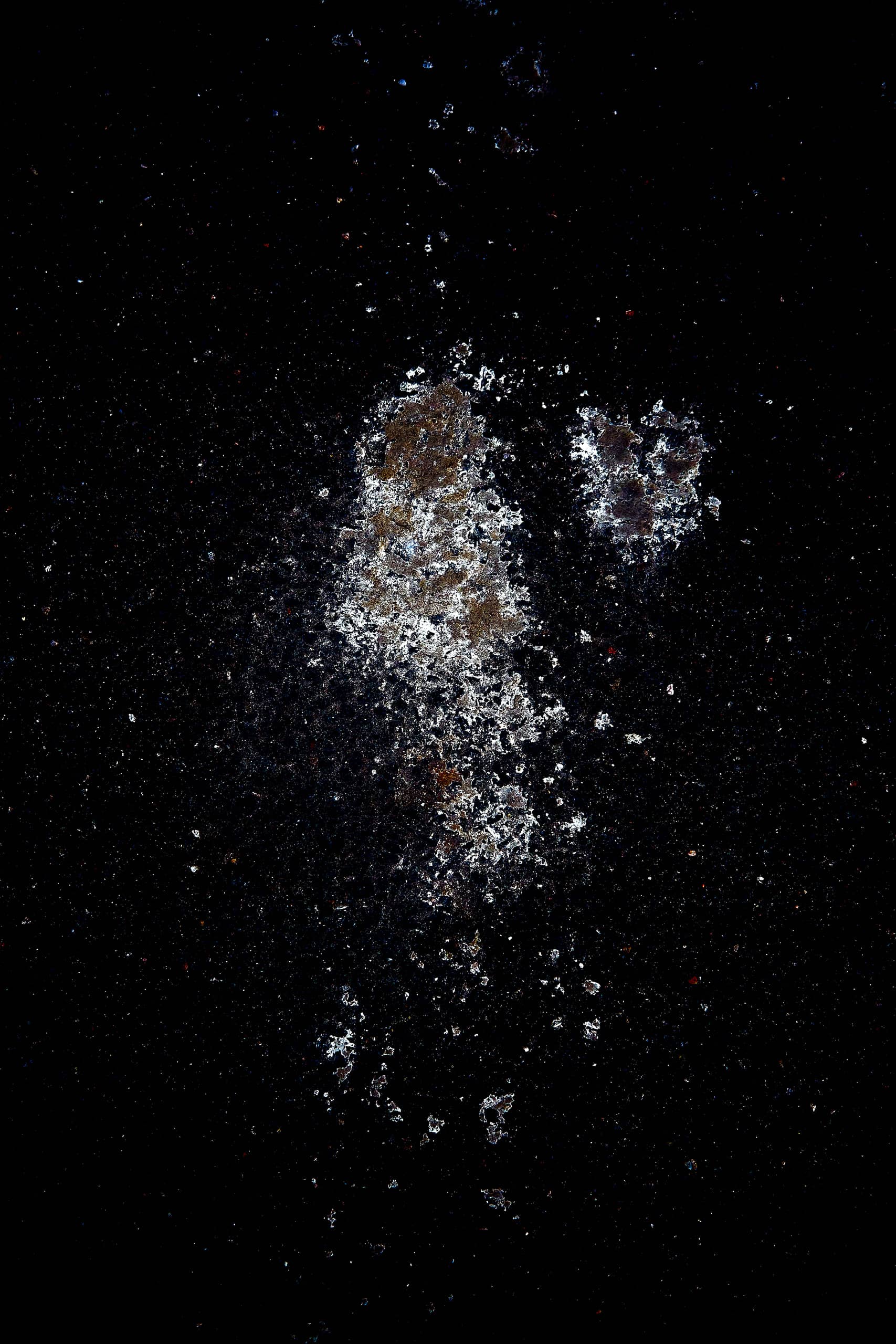 OpenCluster — Eine fragmentierte Formation schwebt in tiefer Dunkelheit, als Überrest einer fernen Galaxie, oszillierend zwischen Materie und Licht. Feine…