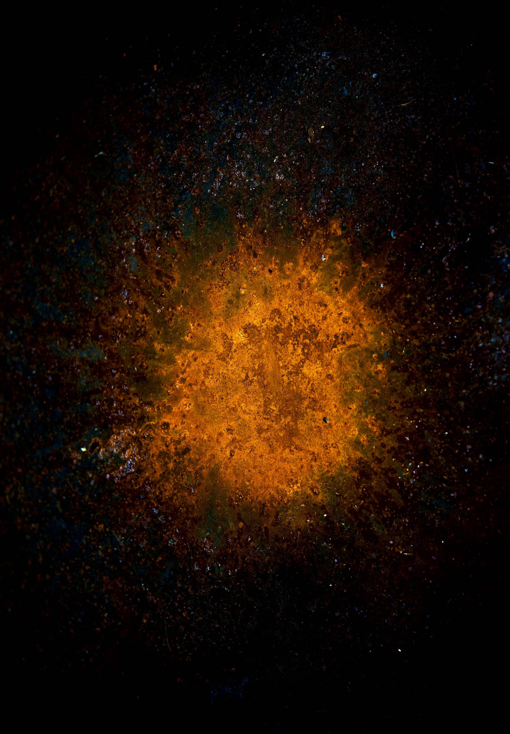stelo naskiĝas — Leuchtende Materie breitet sich in dunkler Unendlichkeit aus und erinnert an eine kosmische Explosion. Diffuse Strukturen und fließende…